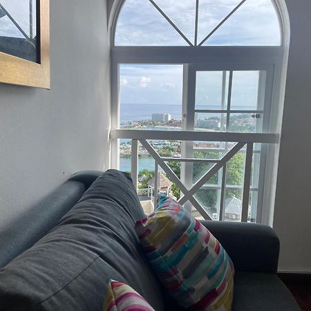 Oceanbreeze Jamaica Penthouse, 7-Minute Walk To Beach Ocho Rios Eksteriør billede