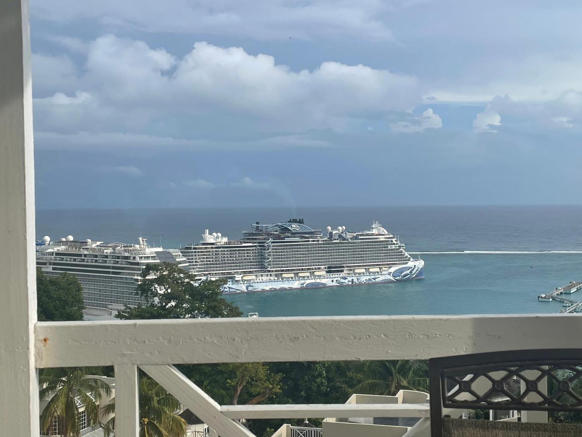 Oceanbreeze Jamaica Penthouse, 7-Minute Walk To Beach Ocho Rios Eksteriør billede