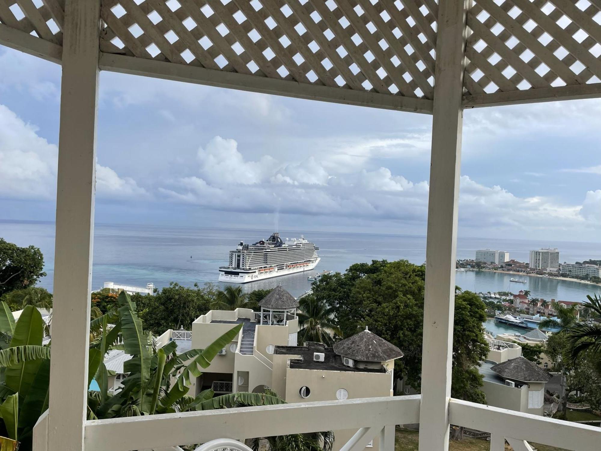 Oceanbreeze Jamaica Penthouse, 7-Minute Walk To Beach Ocho Rios Eksteriør billede