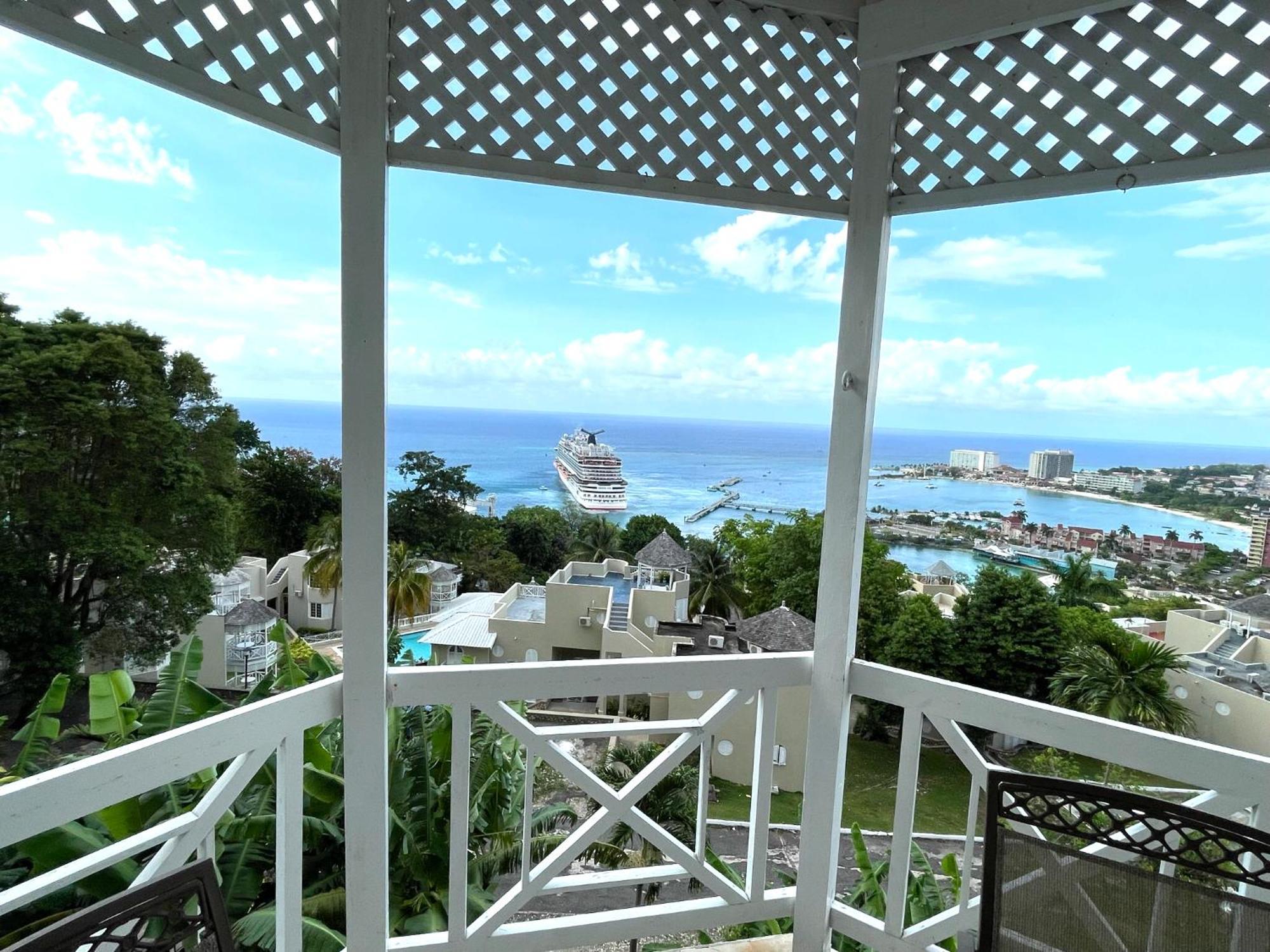 Oceanbreeze Jamaica Penthouse, 7-Minute Walk To Beach Ocho Rios Eksteriør billede