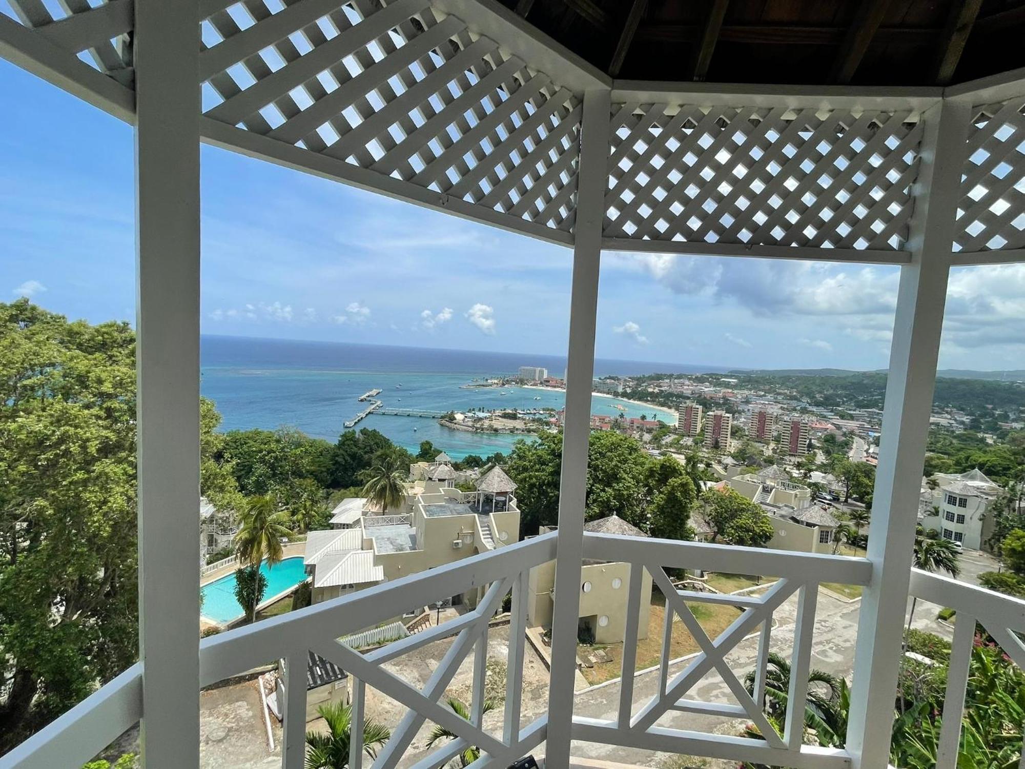 Oceanbreeze Jamaica Penthouse, 7-Minute Walk To Beach Ocho Rios Eksteriør billede