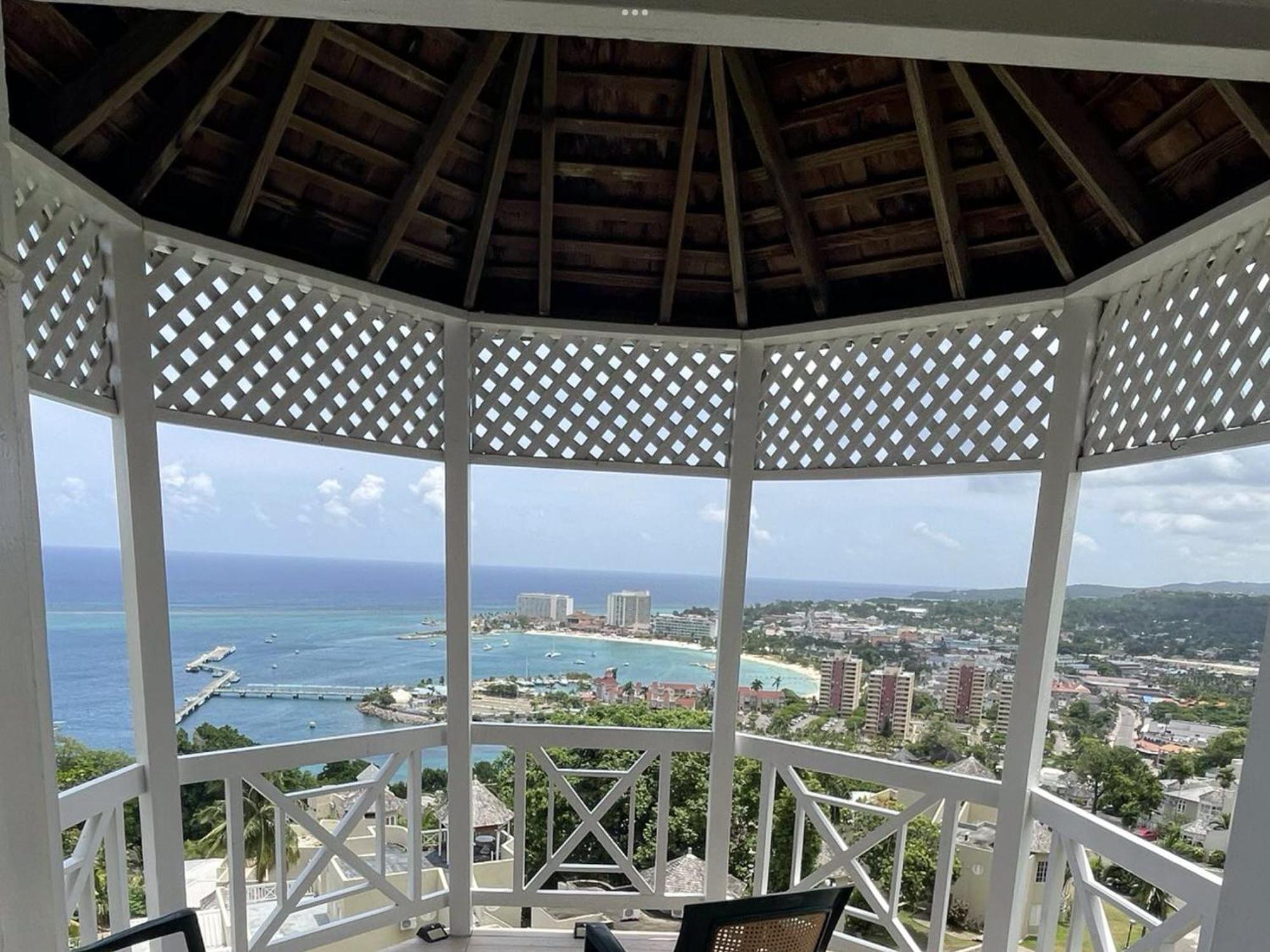 Oceanbreeze Jamaica Penthouse, 7-Minute Walk To Beach Ocho Rios Eksteriør billede