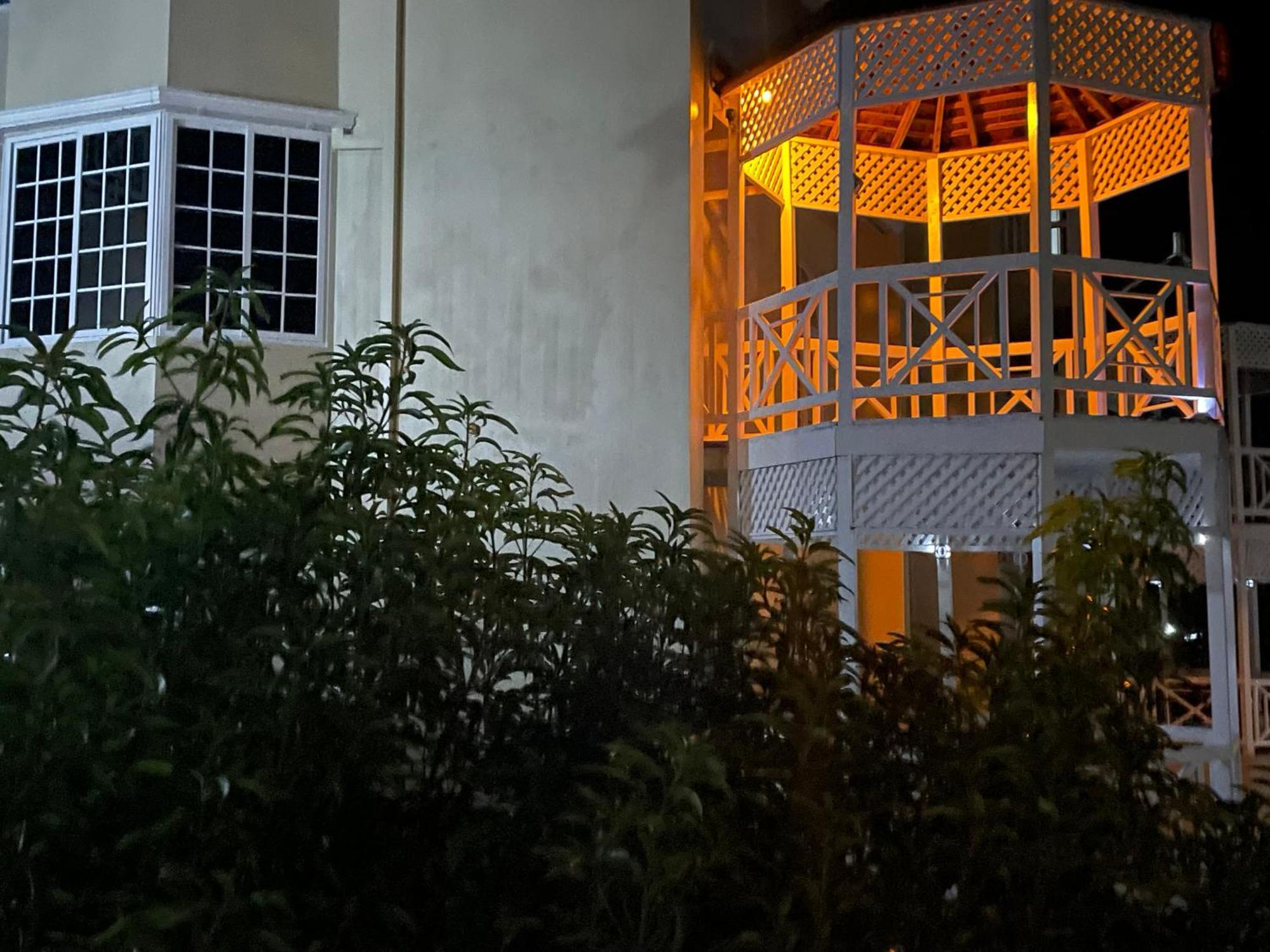 Oceanbreeze Jamaica Penthouse, 7-Minute Walk To Beach Ocho Rios Eksteriør billede