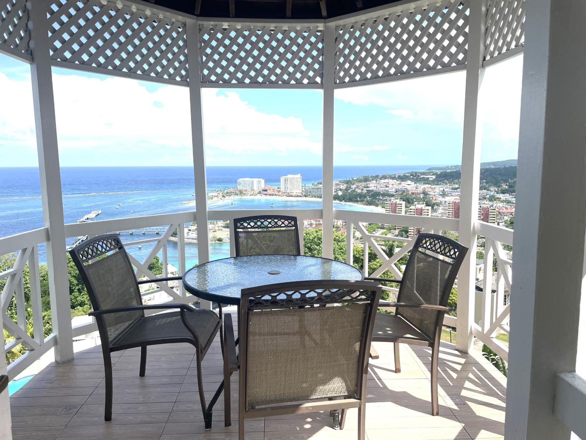 Oceanbreeze Jamaica Penthouse, 7-Minute Walk To Beach Ocho Rios Eksteriør billede