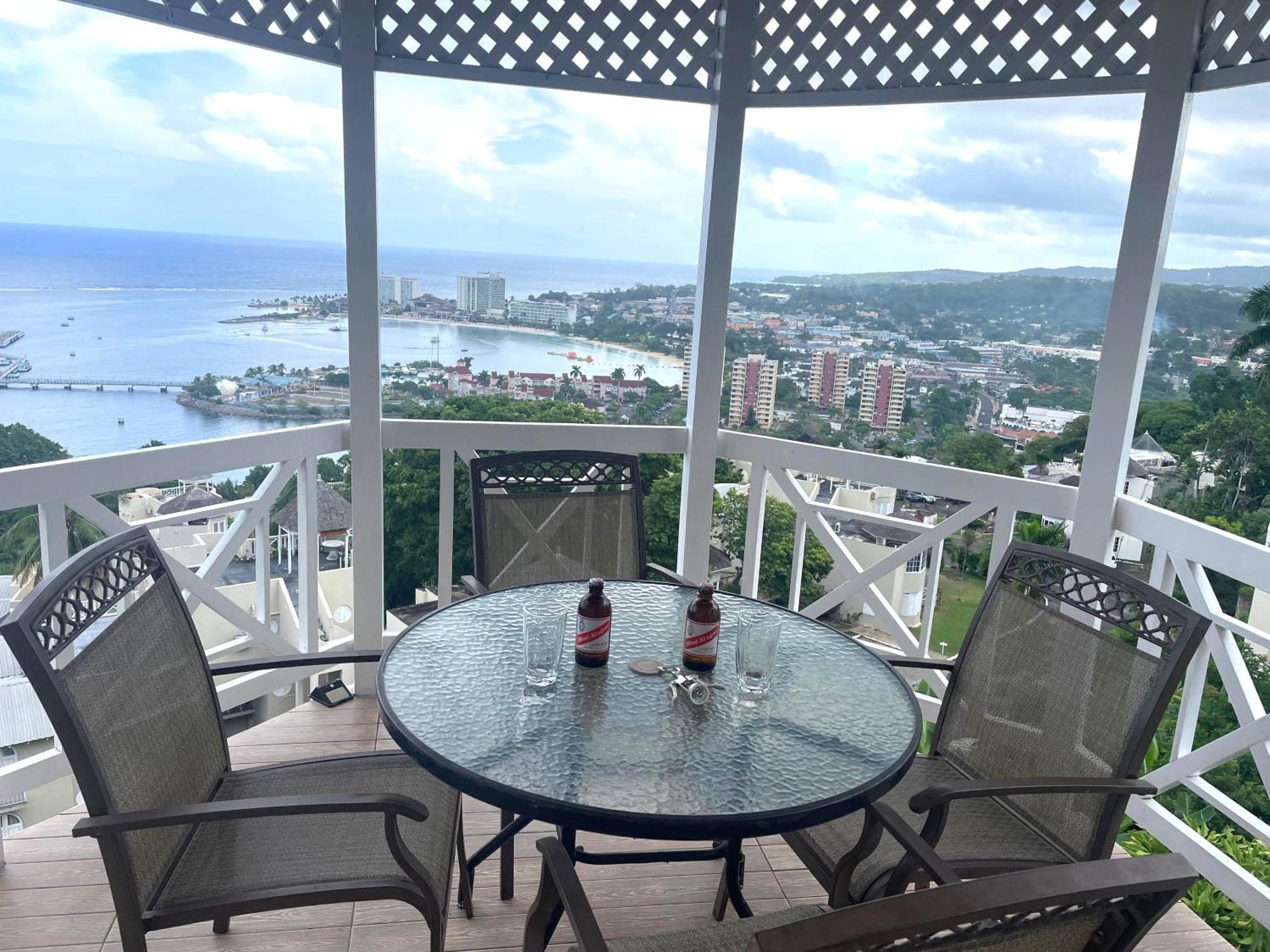 Oceanbreeze Jamaica Penthouse, 7-Minute Walk To Beach Ocho Rios Eksteriør billede