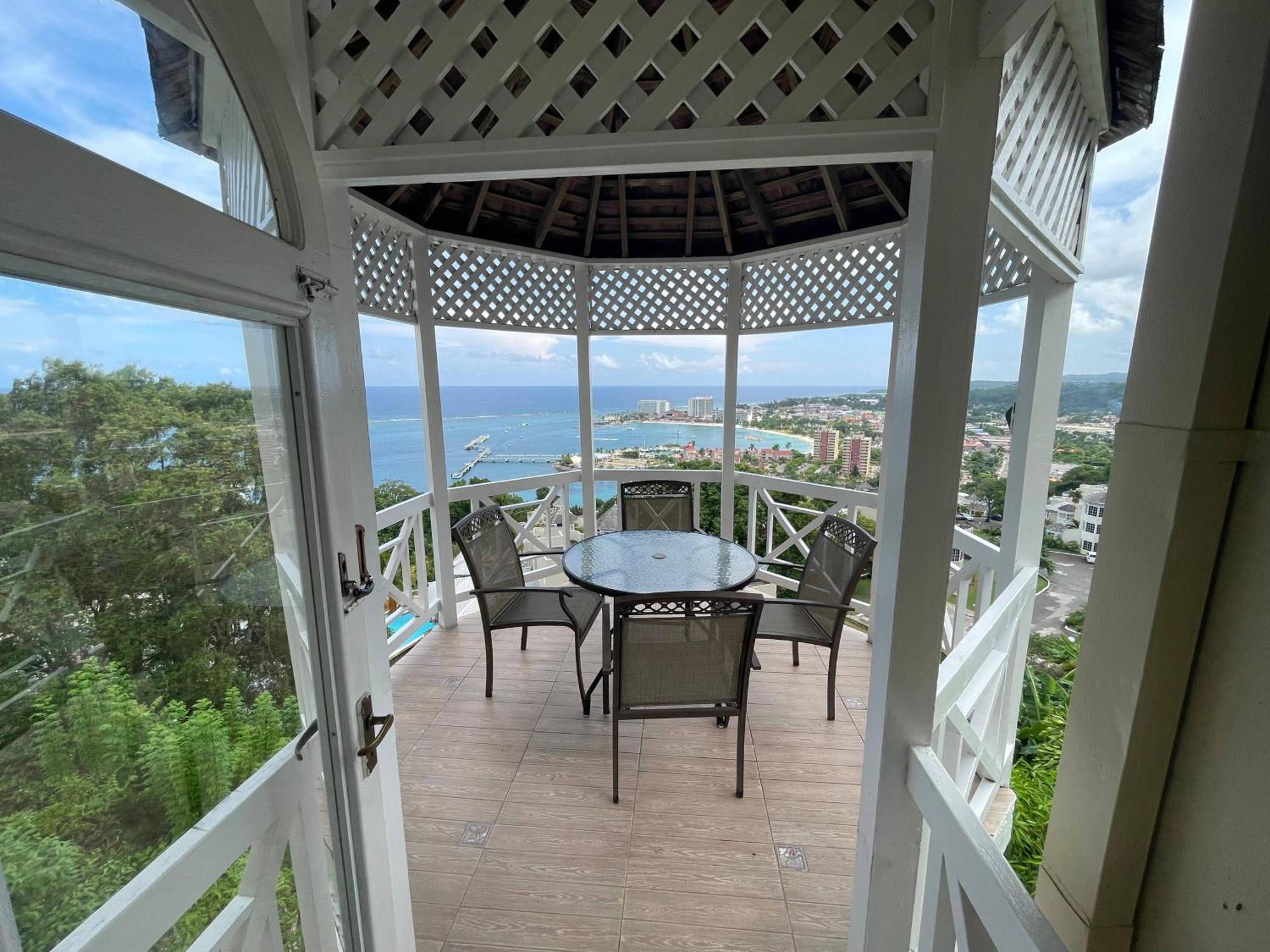 Oceanbreeze Jamaica Penthouse, 7-Minute Walk To Beach Ocho Rios Eksteriør billede