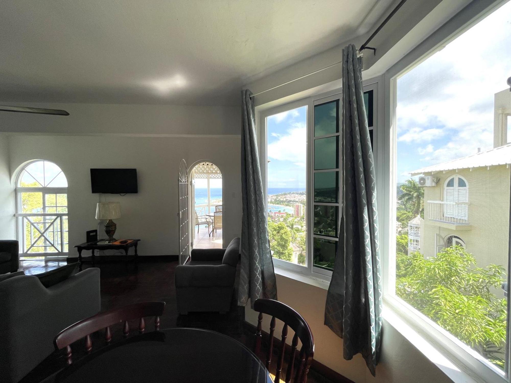 Oceanbreeze Jamaica Penthouse, 7-Minute Walk To Beach Ocho Rios Eksteriør billede
