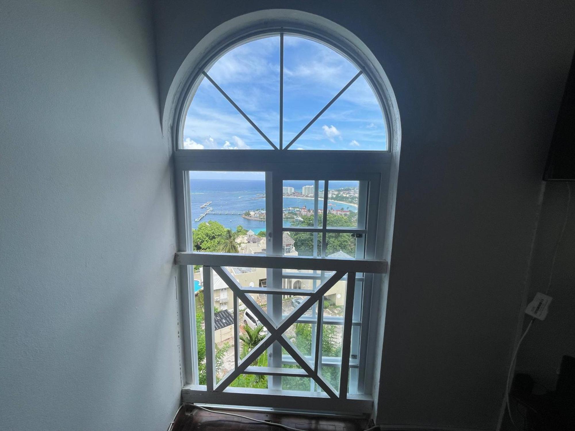 Oceanbreeze Jamaica Penthouse, 7-Minute Walk To Beach Ocho Rios Eksteriør billede