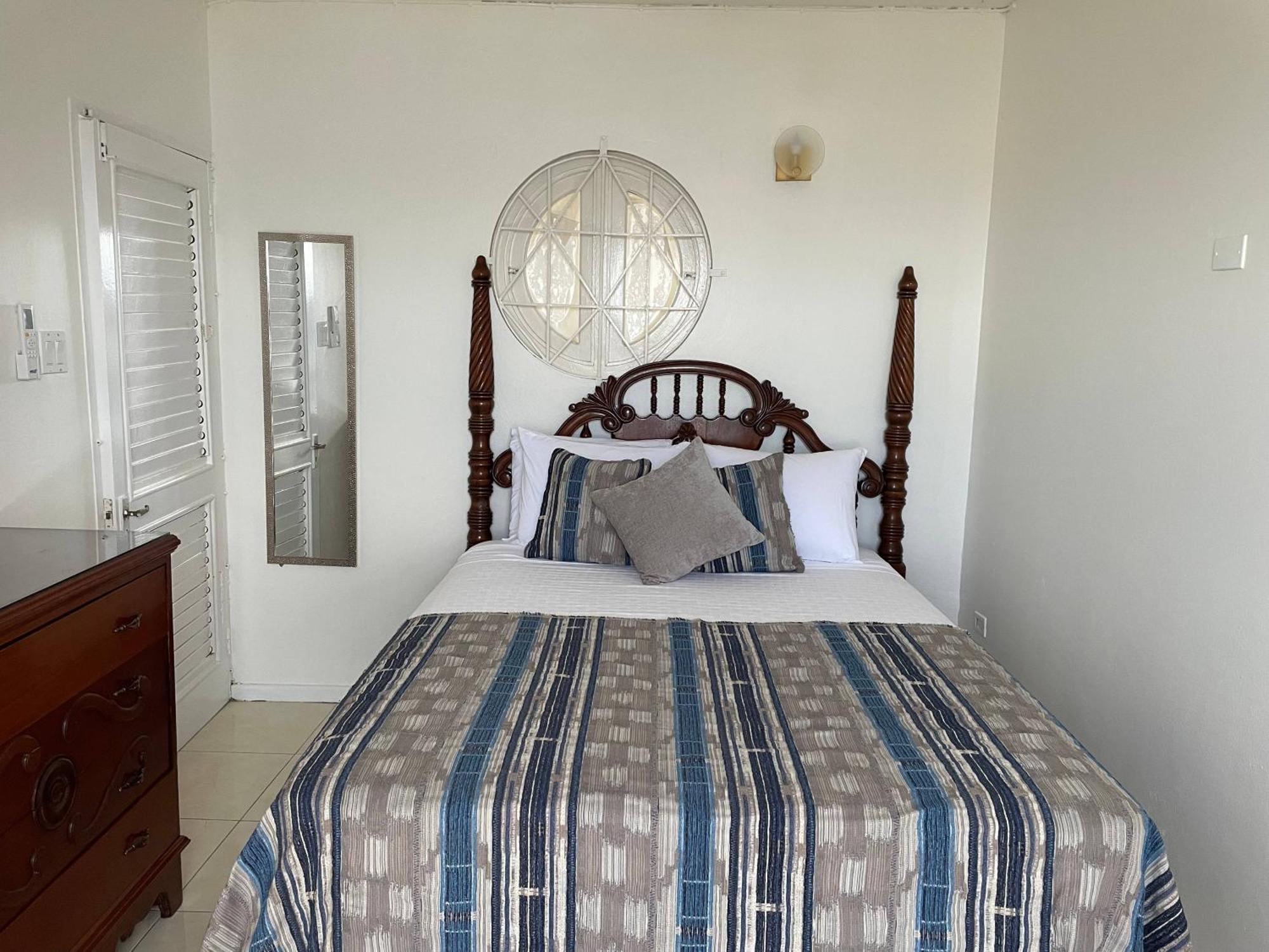 Oceanbreeze Jamaica Penthouse, 7-Minute Walk To Beach Ocho Rios Eksteriør billede
