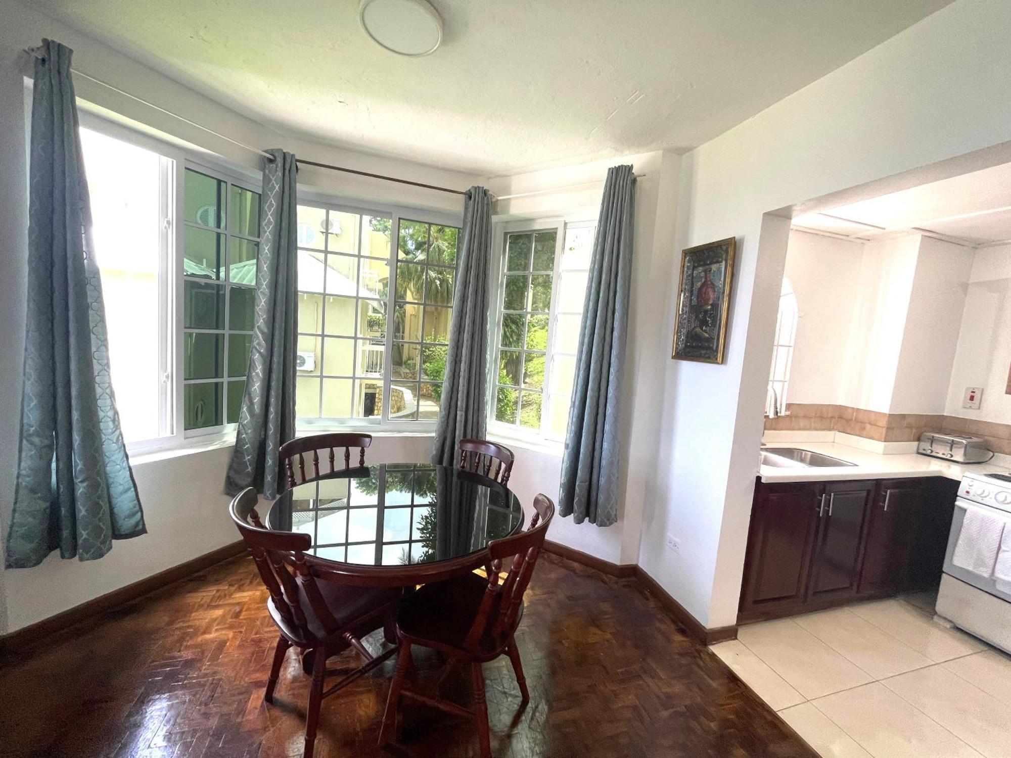Oceanbreeze Jamaica Penthouse, 7-Minute Walk To Beach Ocho Rios Eksteriør billede