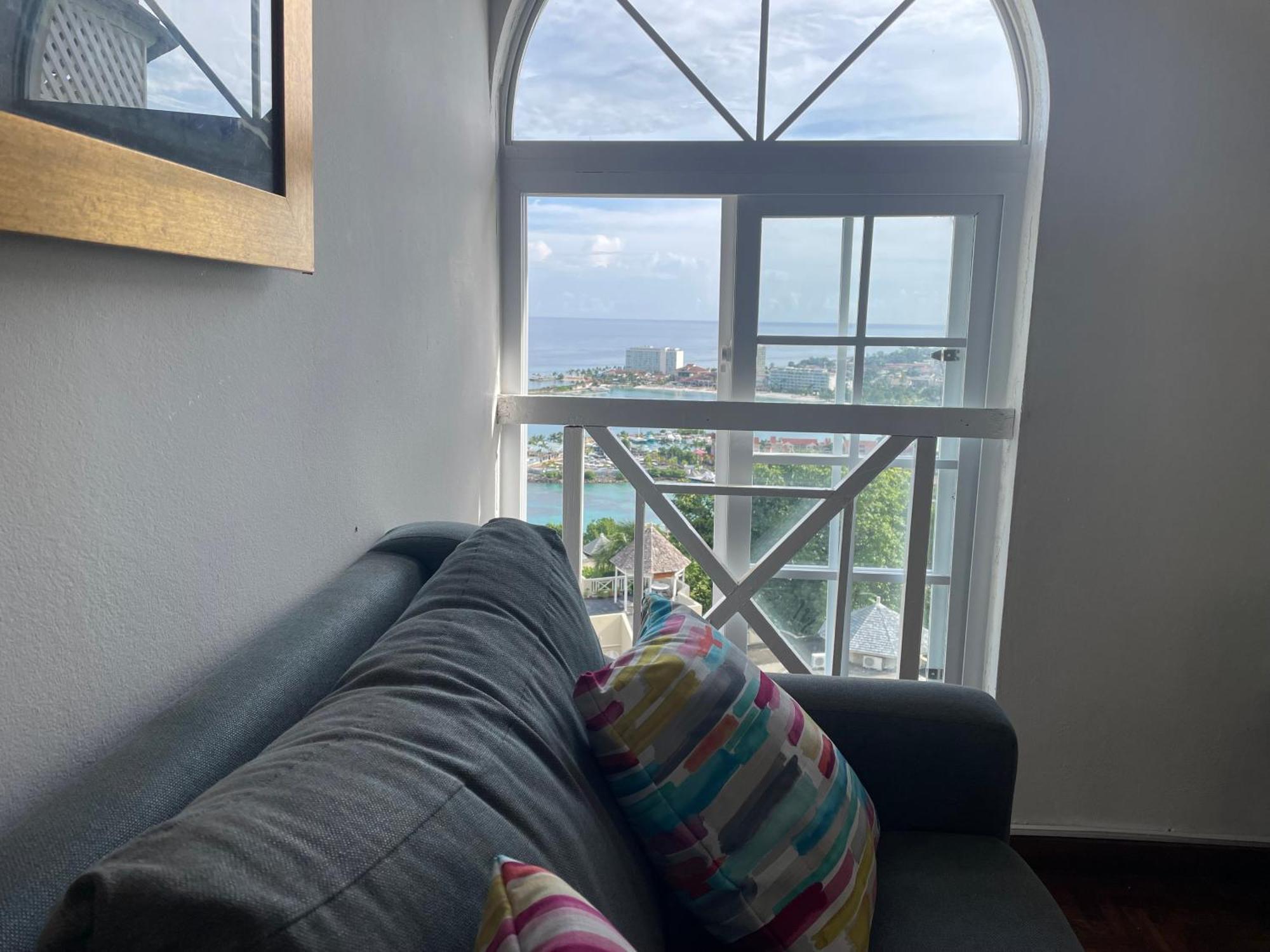 Oceanbreeze Jamaica Penthouse, 7-Minute Walk To Beach Ocho Rios Eksteriør billede