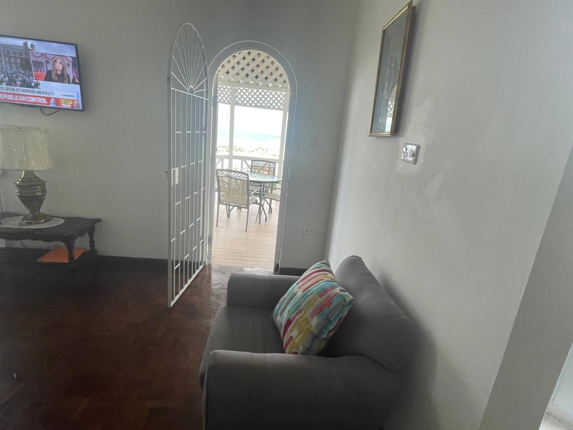 Oceanbreeze Jamaica Penthouse, 7-Minute Walk To Beach Ocho Rios Eksteriør billede